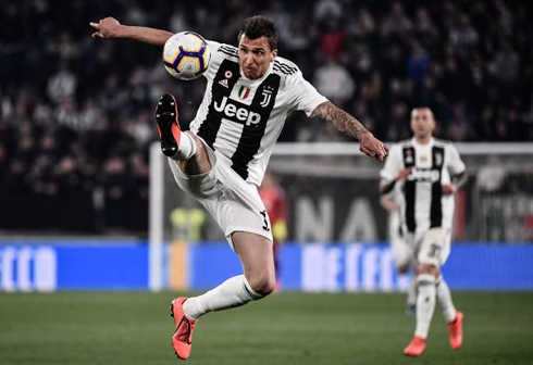 Mario Mandzukic stretching the leg to reach the ball