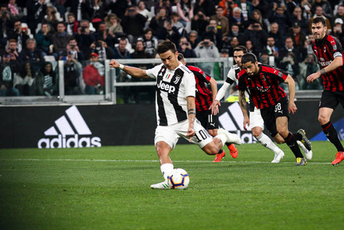 Dybala scoring from the penalty spot in Juventus 2-1 AC Milan