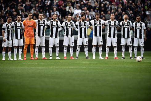 Juventus players respecting 1 minute of silence