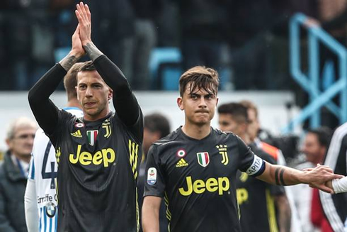 Juventus players thanking the fans for the trip and away support