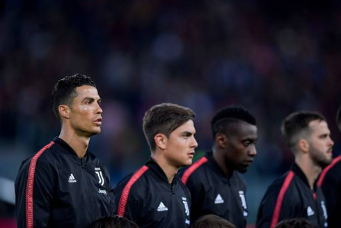Cristiano Ronaldo next to Dybala prior to a Serie A game