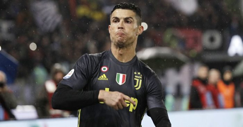Cristiano Ronaldo playing with Juventus away shirt