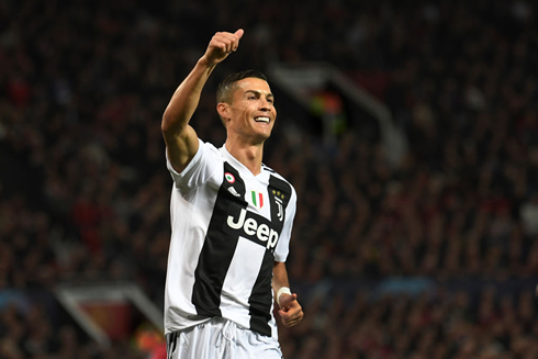 Cristiano Ronaldo thanking a teammate in a game for Juventus