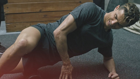 Cristiano Ronaldo doing planks to work his abs