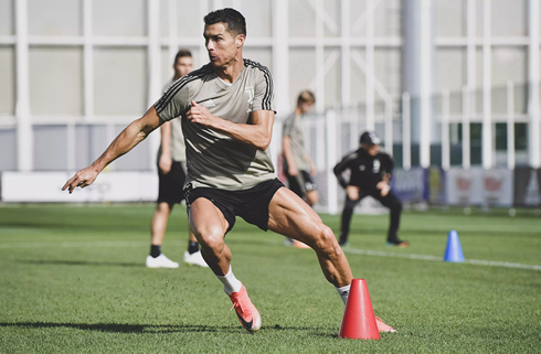 Cristiano Ronaldo performing an exercise in Juventus training