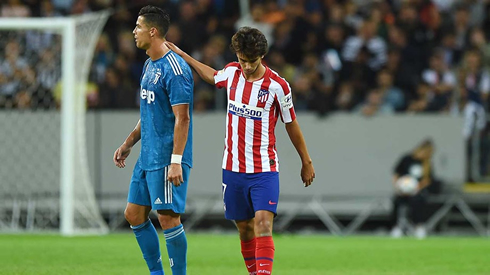 João Félix comforting Cristiano Ronaldo during game between Juventus and Atletico Madrid