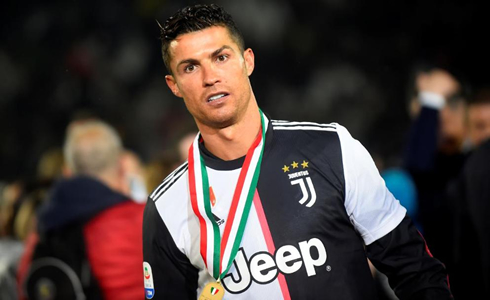 Cristiano Ronaldo winning silverware for juventus