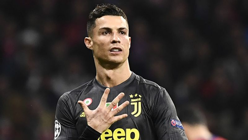 Cristiano Ronaldo holding up his 5 fingers in a Juventus game