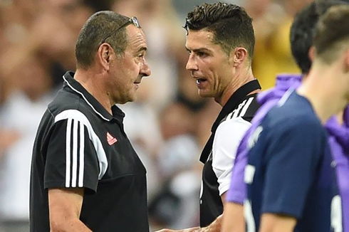 Sarri and Ronaldo chatting in Juventus