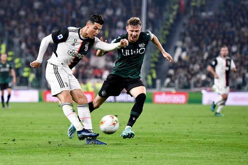 Cristiano Ronaldo striking the ball with his right foot in Juve 2-1 Bologna