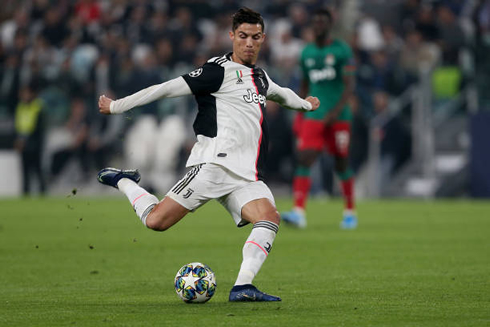 Cristiano Ronaldo striking with his right foot in Juventus 2-1 Lokomotiv