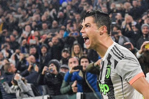 Cristiano Ronaldo celebrating Juventus goal near the home fans