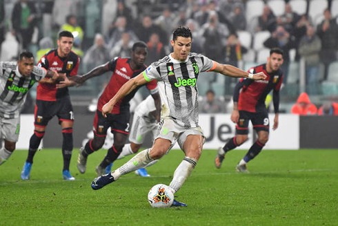 Cristiano Ronaldo scores from a penalty-kick in Juventus 2-1 Genoa