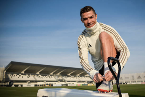 Cristiano Ronaldo tying his shoes before a practice session