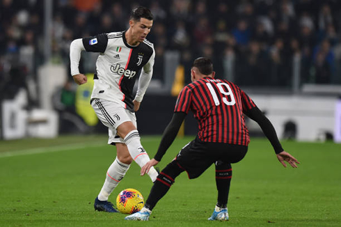 Cristiano Ronaldo trying to dribble an opponent in Juventus 1-0 AC Milan