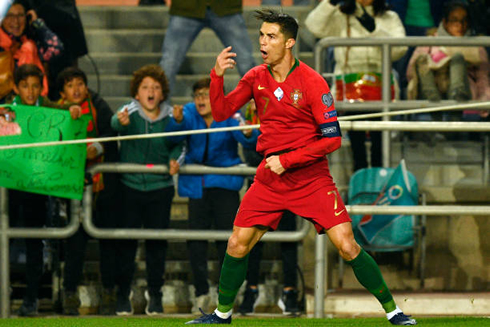 Cristiano Ronaldo hat-trick celebrations in Portugal 6-0 Lithuania