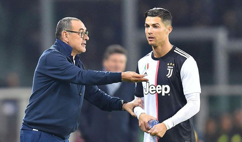 Sarri and Cristiano Ronaldo talking during a Juventus game