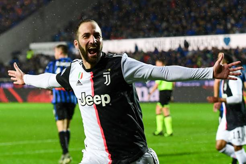 Gonzalo Higuaín scoring for Juventus