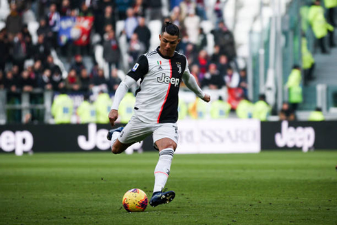 Cristiano Ronaldo shooting the ball in a Juventus game for the Serie A