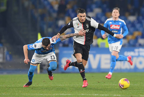 Cristiano Ronaldo fighting for the ball in Napoli v Juventus