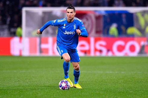 Cristiano Ronaldo moving with the ball in a Champions League game for Juve