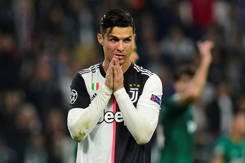 Cristiano Ronaldo apologizing in a game for Juventus