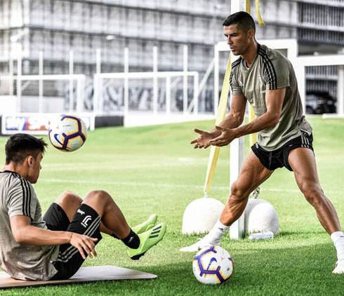 Cristiano Ronaldo training with Dybala