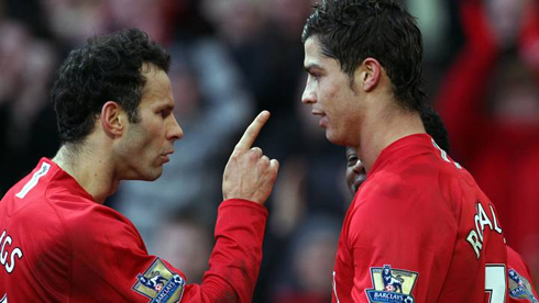 Ryan Giggs shouting with Cristiano Ronaldo at Manchester United