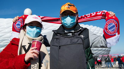 Football fans geared up and protected against Corona