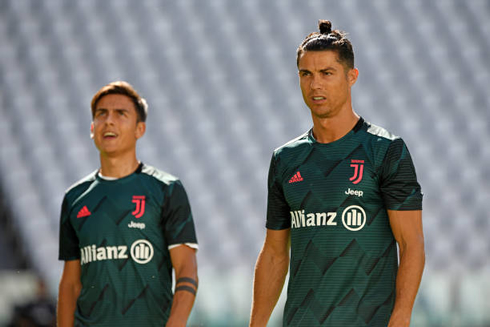 Cristiano Ronaldo next to Dybala in warmup session