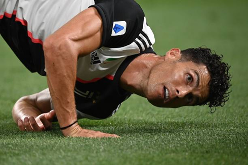 Cristiano Ronaldo falls with his face on the ground