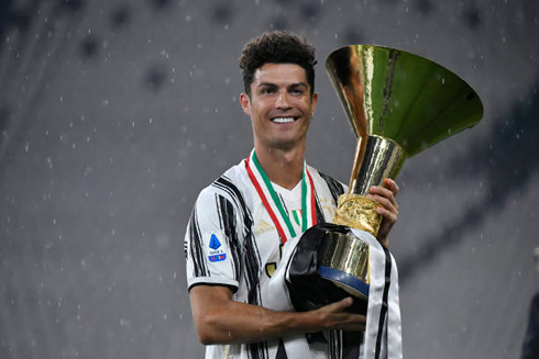 Cristiano Ronaldo holding the Serie A trophy