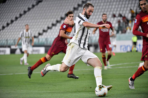Gonzalo Higuaín in action in Juventus vs AS Roma