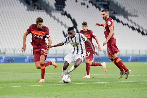 Matuidi surrounded by AS Roma players