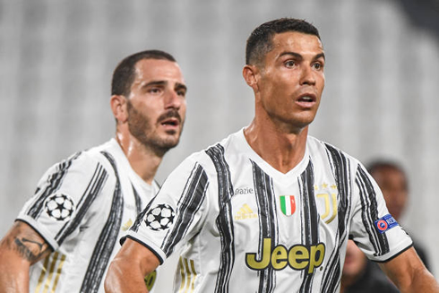 Bonucci and Cristiano Ronaldo waiting for a cross