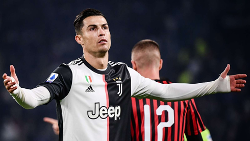 Cristiano Ronaldo complaining during a football game for Juventus