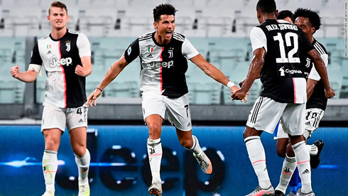 Cristiano Ronaldo motivating Juventus players