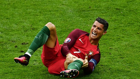 Cristiano Ronaldo in pain with a tendinosis on his left knee