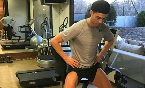 Cristiano Ronaldo doing legs exercises in his home gym