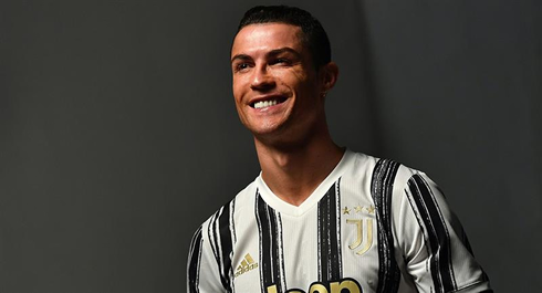 Cristiano Ronaldo wearing Juventus new shirt for 2020-2021