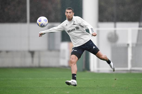 Cristiano Ronaldo scoring in training