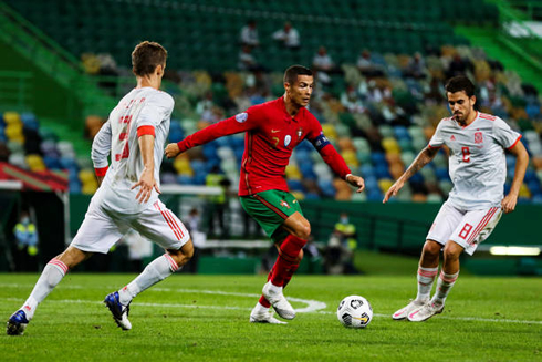 Cristiano Ronaldo in between two Spanish players