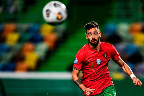 Bruno Fernandes chasing the ball