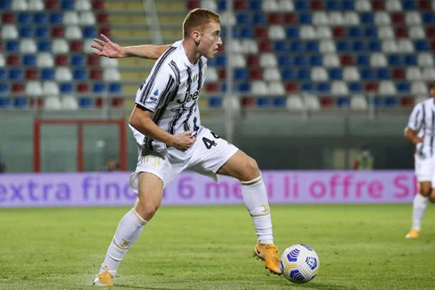 Kulusevski playing for Juventus in 2020
