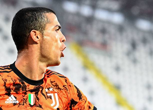 Cristiano Ronaldo wins the game for Juventus