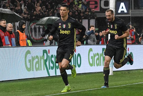 Chiellini chasing Ronaldo after he scored a goal