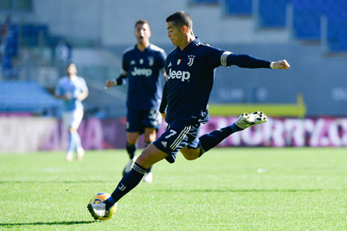 Cristiano Ronaldo shooting the ball in Lazio vs Juventus