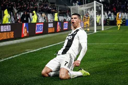 Cristiano Ronaldo celebrates goal on his knees