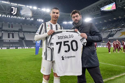 Cristiano Ronaldo celebrates 750 goals next to Andrea Agnelli