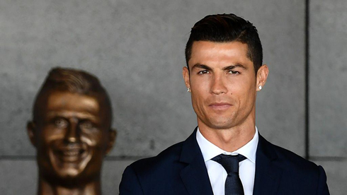 Ronaldo next to his statue